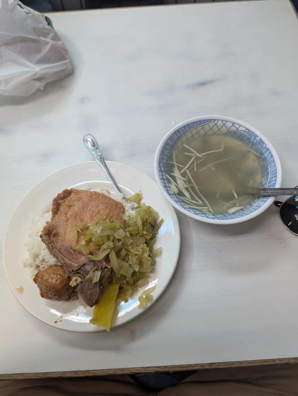 Schweinefleisch mit Reis und einer Suppe