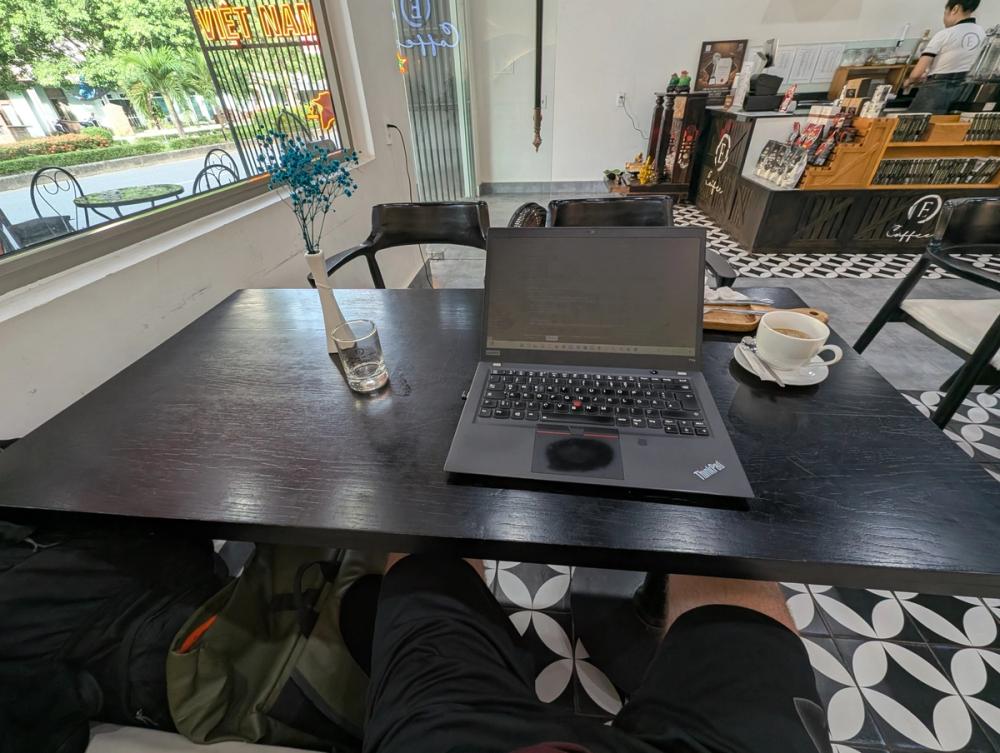 Laptop und Kaffee auf Tisch