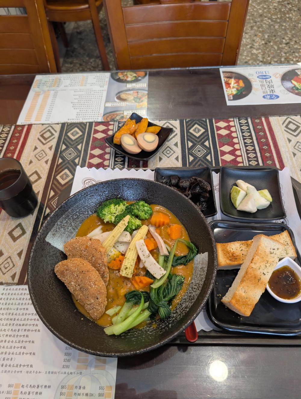 Kürbis Eintopf mit frittiertem Schweinefleisch