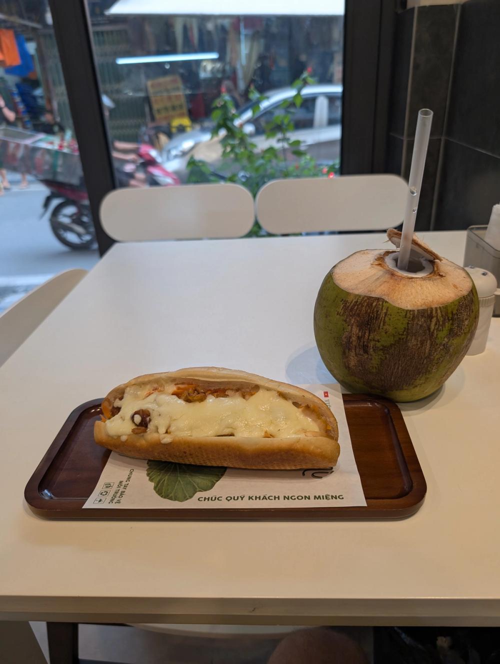 Kokosnuss und Bánh mì