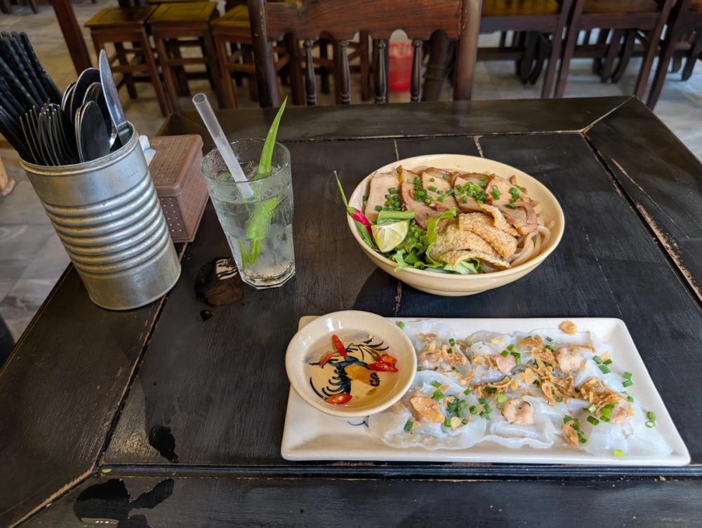 Cao Lầu und Bánh hoa hồng trắng