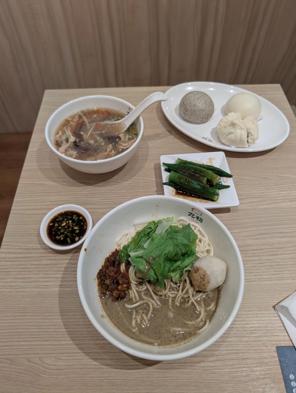 Süßsaure Suppe, HongKong Buns, Okraschoten & Pork Noodles mit Sesamsauce