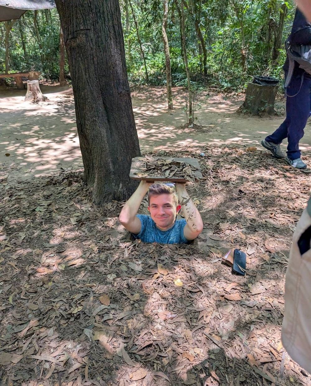 Ein mit Fotoshop erstelltes Foto, in dem ich ein Vietcong-Versteck nutze