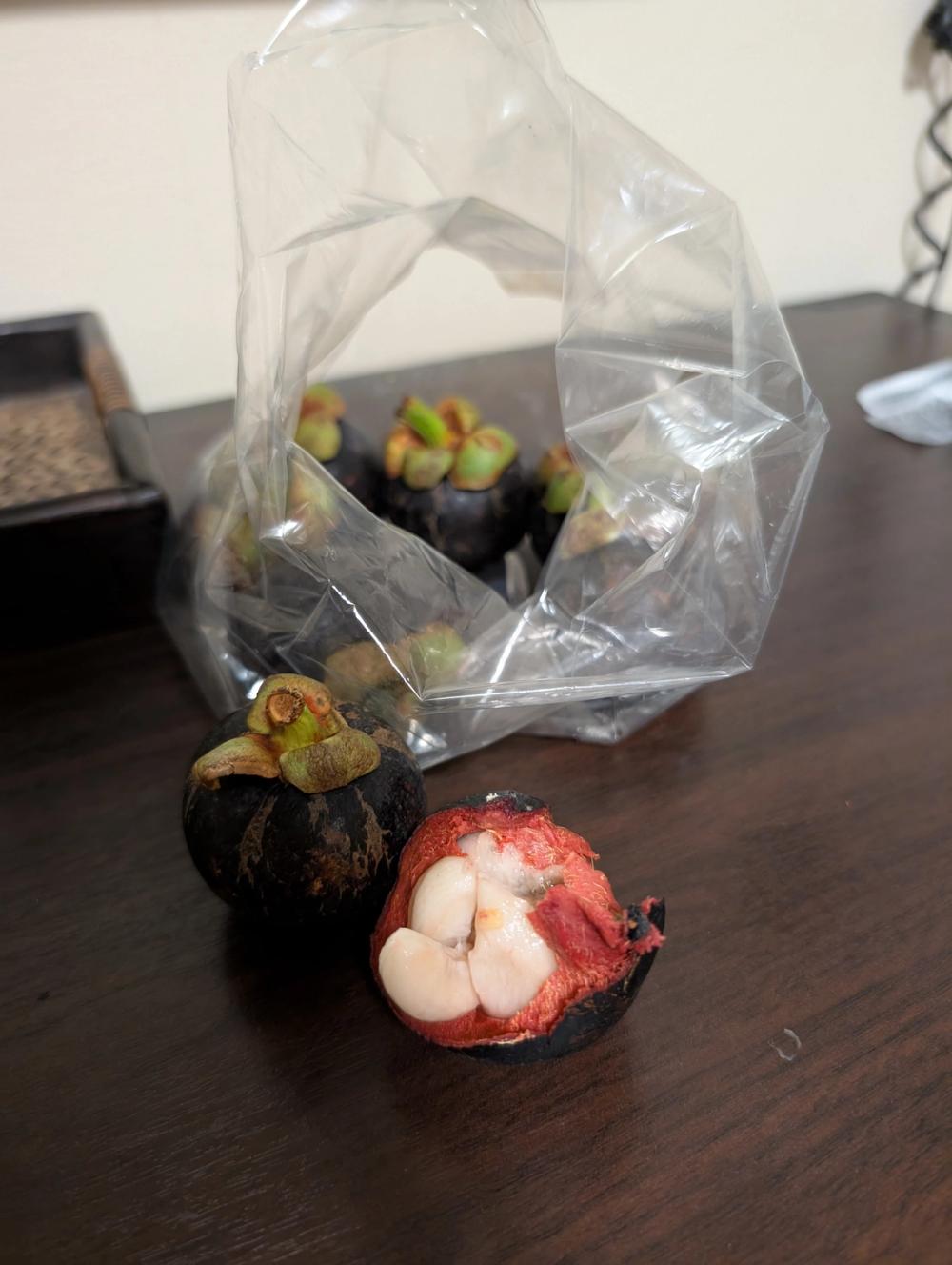 Mangosteen geöffnet mit sichtbarem Fruchtfleisch