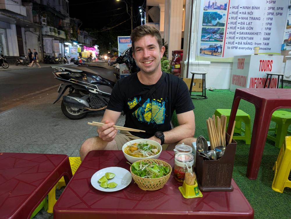 Ich, am Bún Bò Huế essen