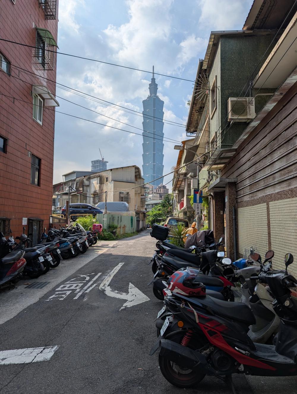 Taipei 101 von der Straße aus