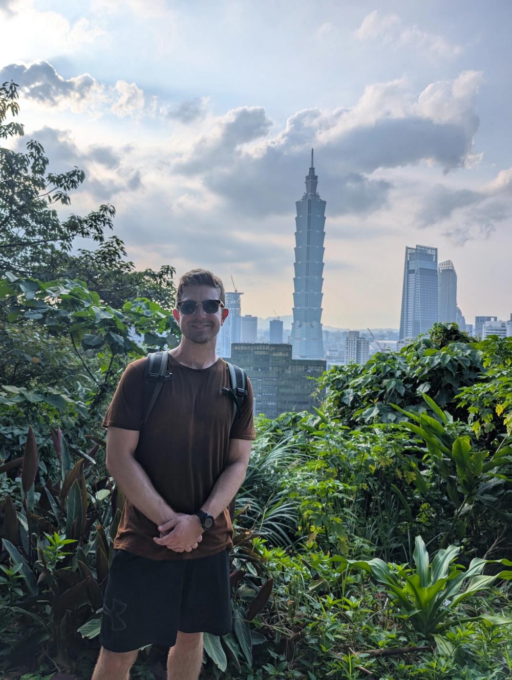 Ich im Vordergrund, Taipei 101 dahinter