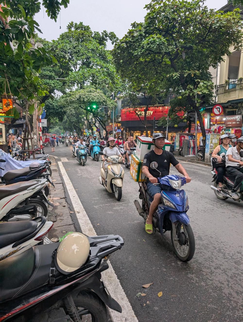 Viele Motorroller auf einer Straße