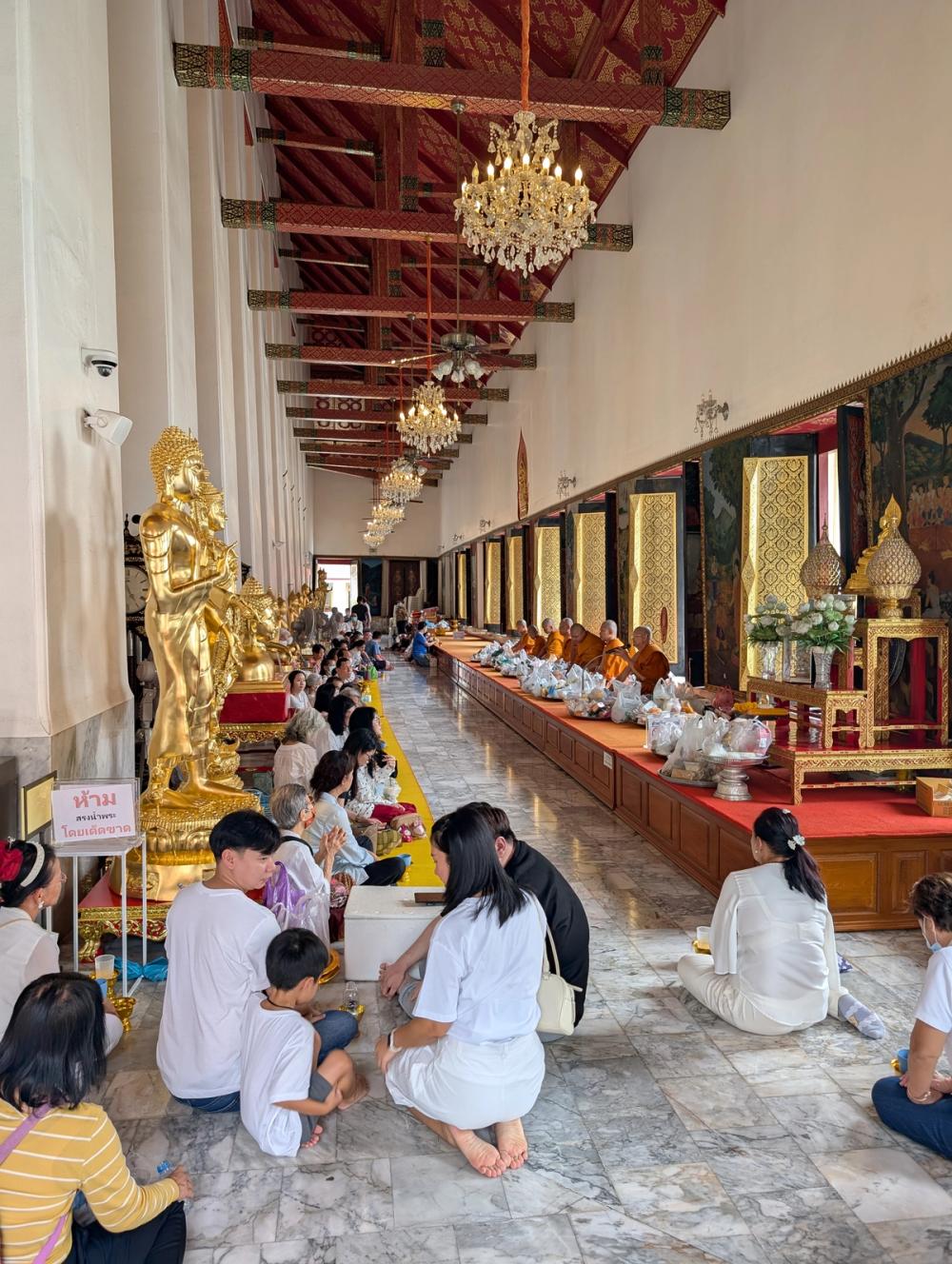 Buddhistischer Tempel - Opfergabe