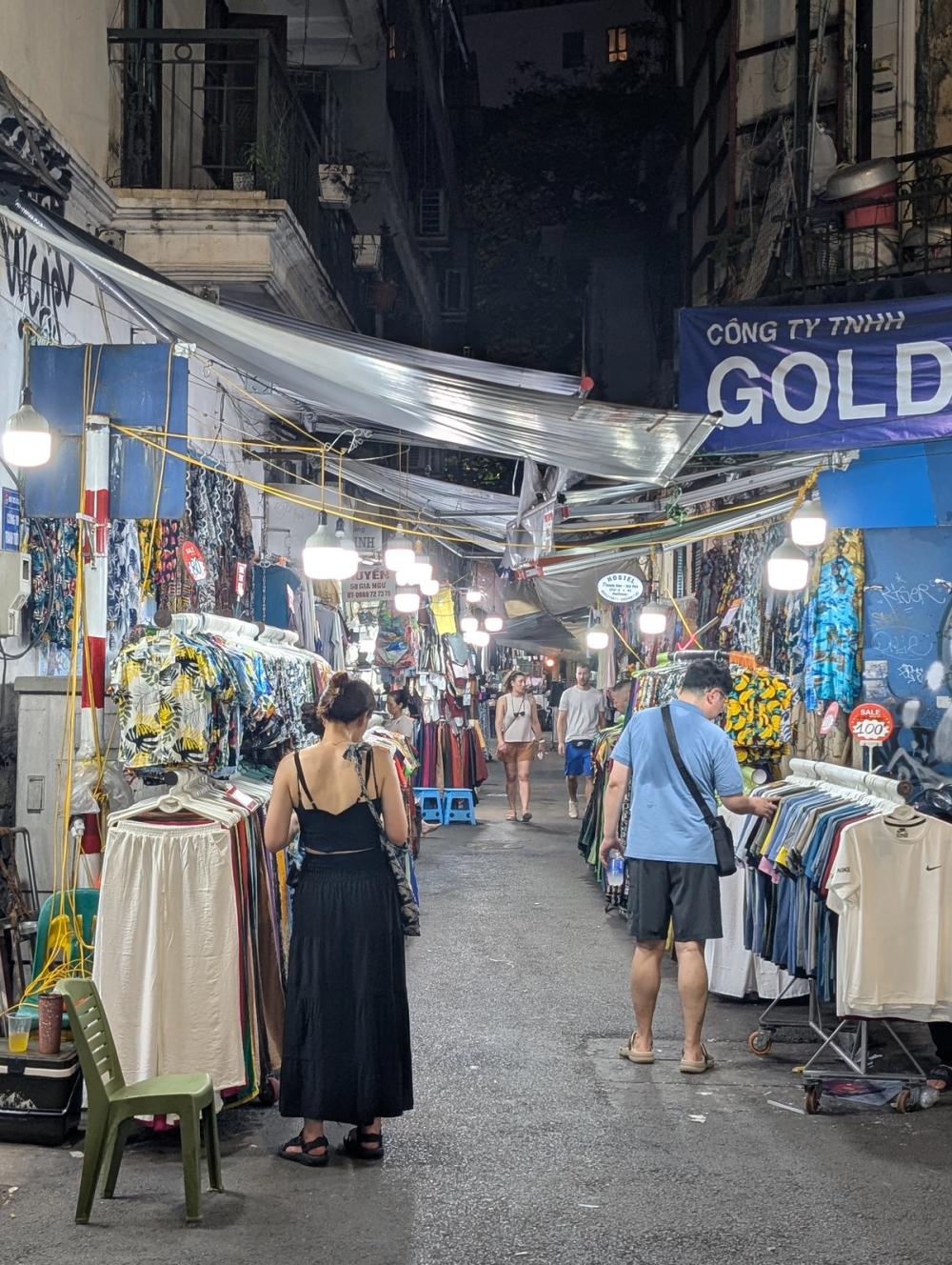 Nightmarket Kleidungsstand