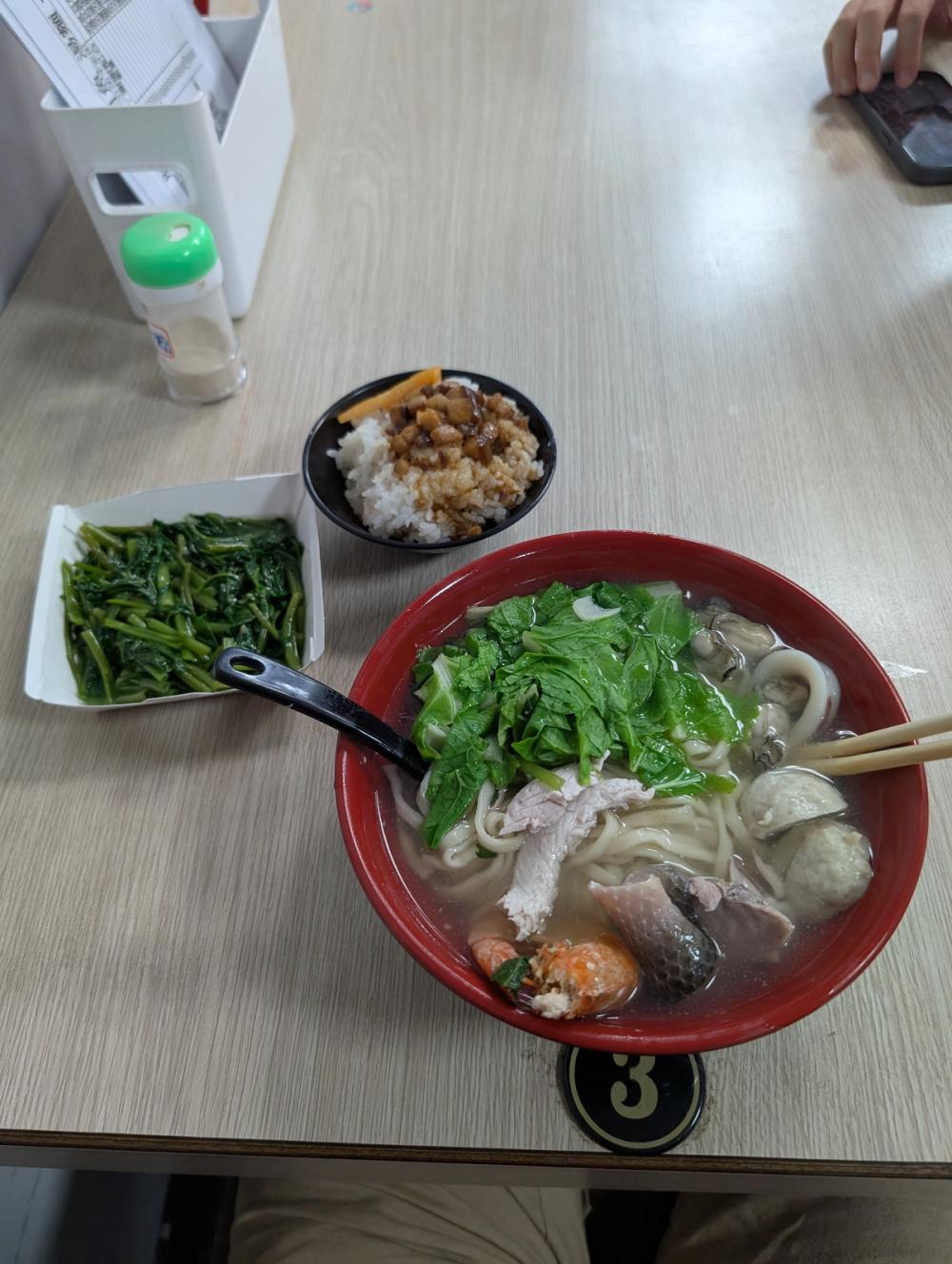 Wasserspinat, Reis mit Schweinefleisch und Fischsuppe