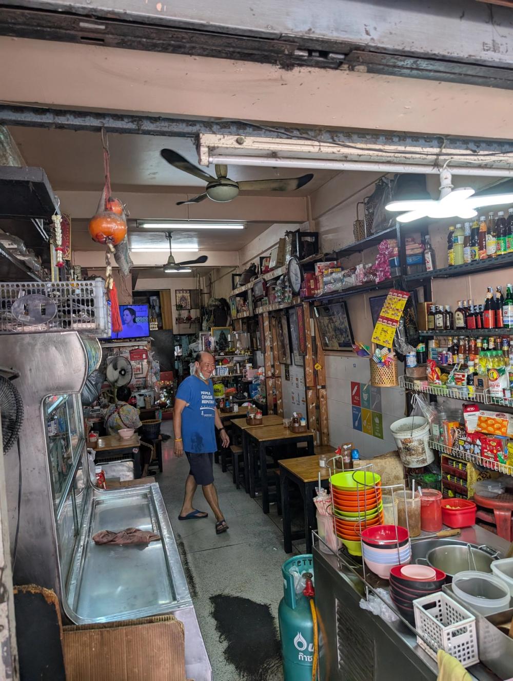 Kleines Lokal, die Nudelsuppe verkaufen