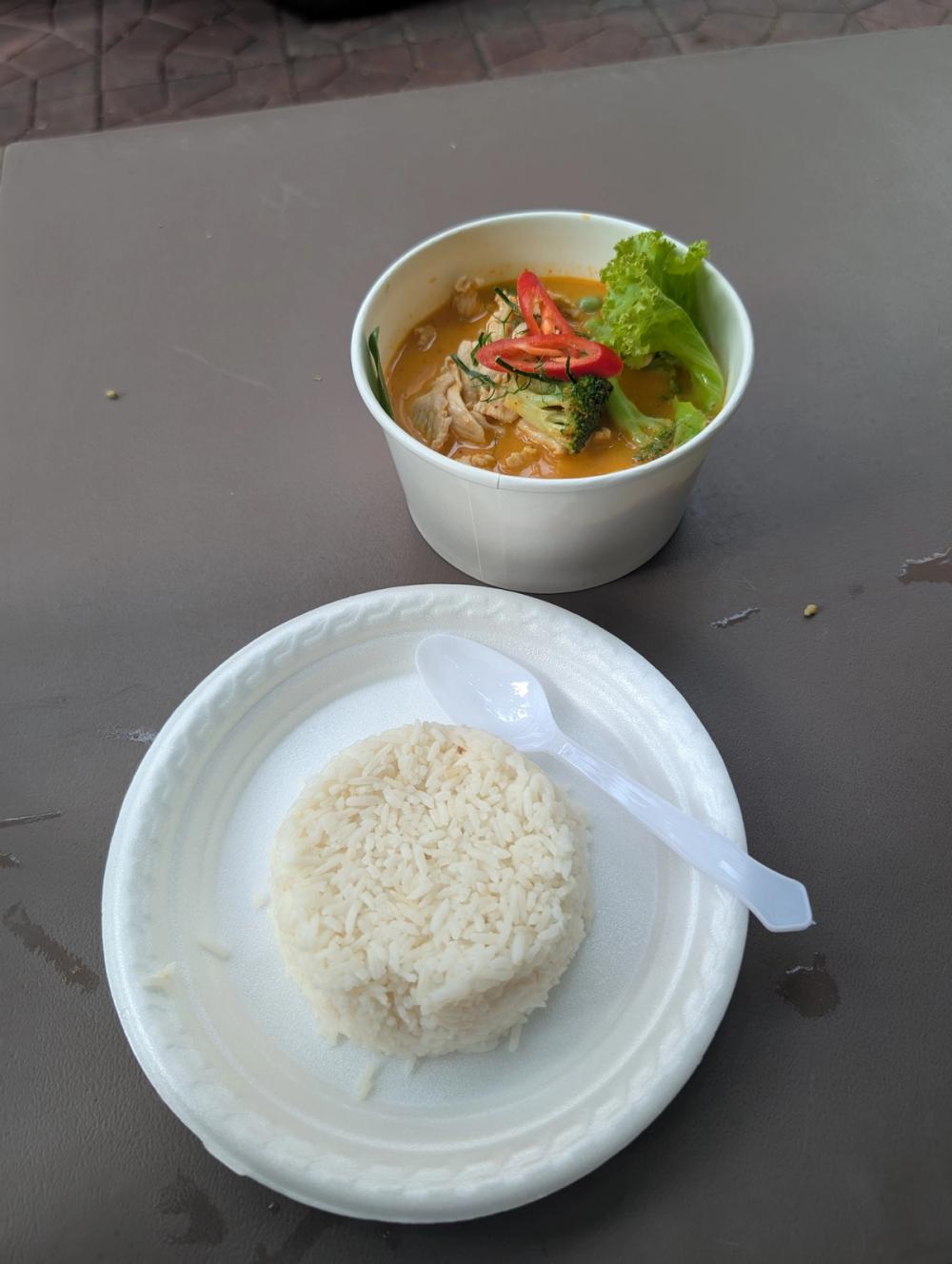 Thai Curry Portion auf Tisch