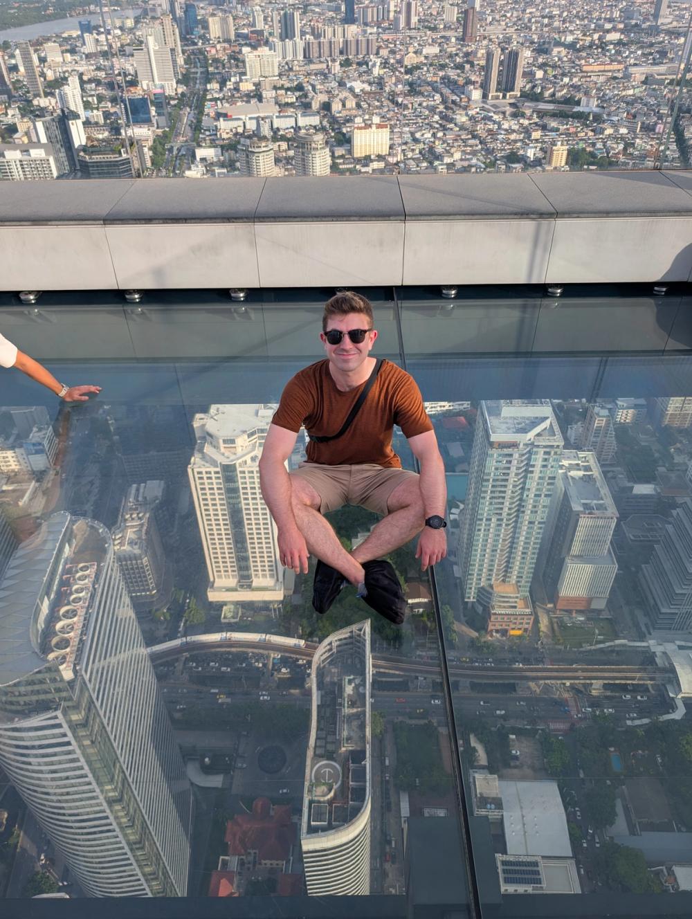 Ich am Skywalk sitzend