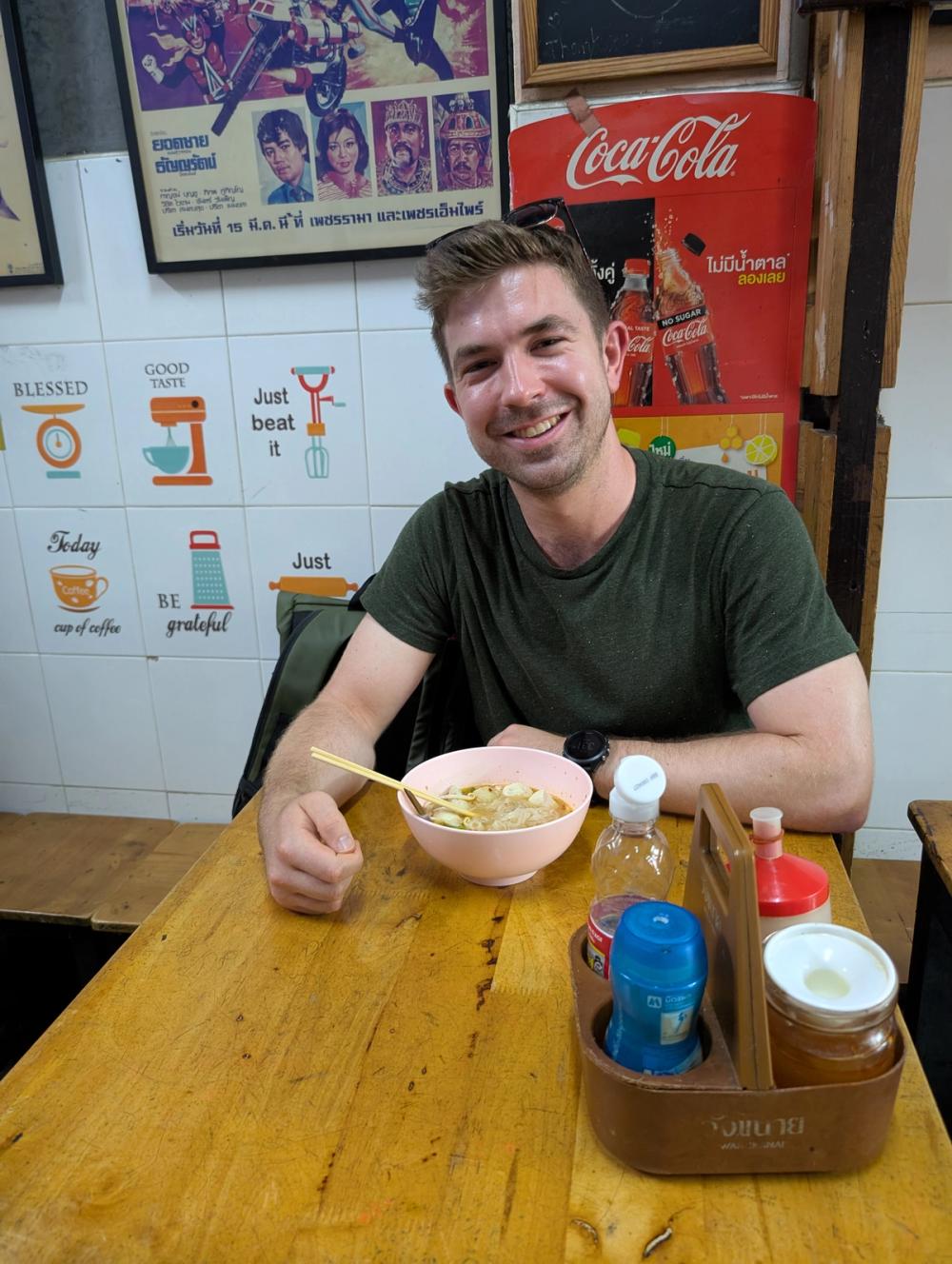 Markus beim Nudelsuppe essen