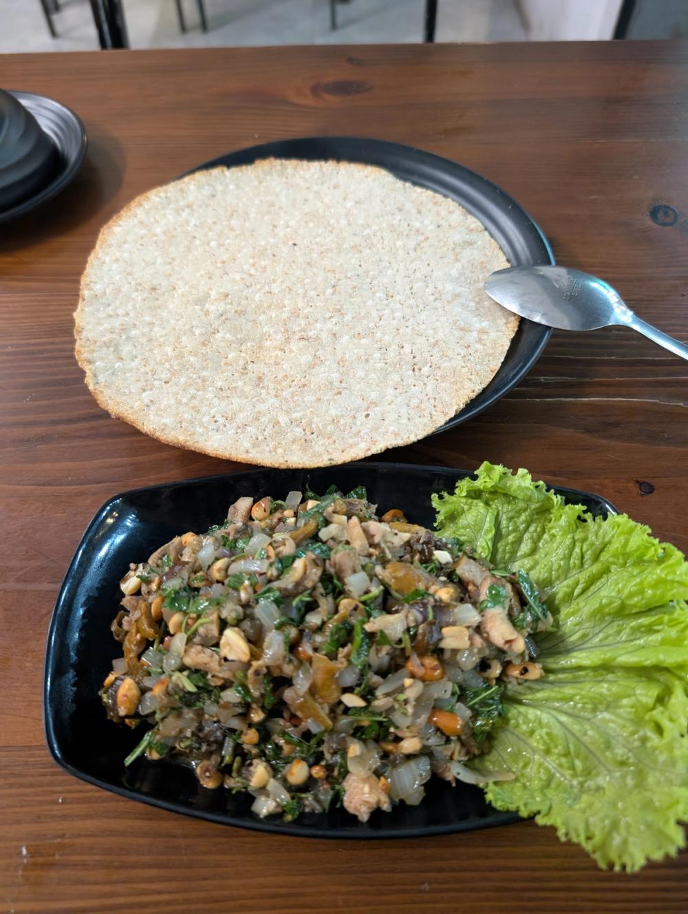 Stir fried Aal mit Rice Cracker