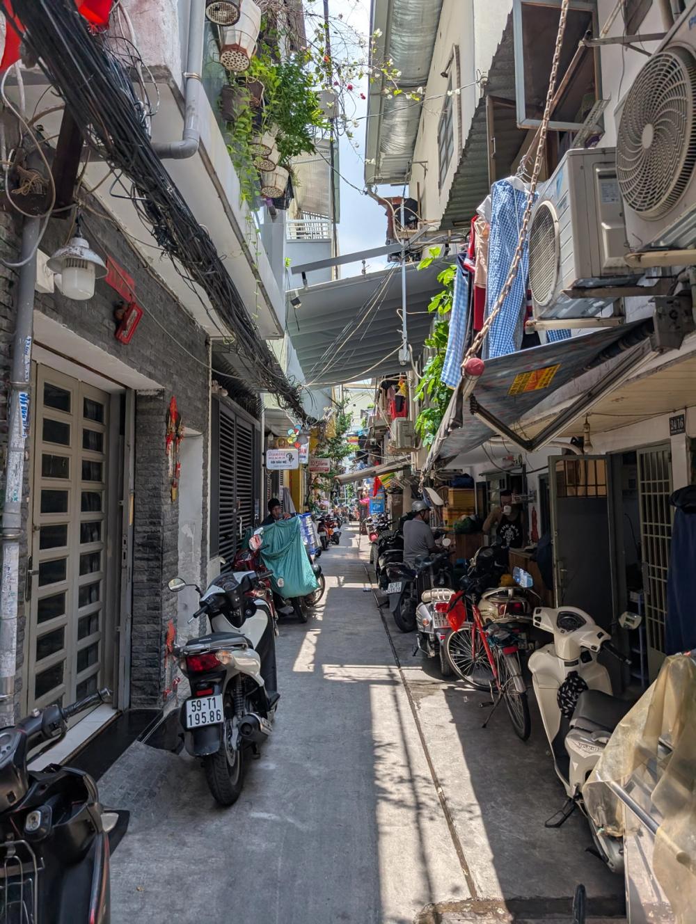 Seitenstraße voll mit Motorroller
