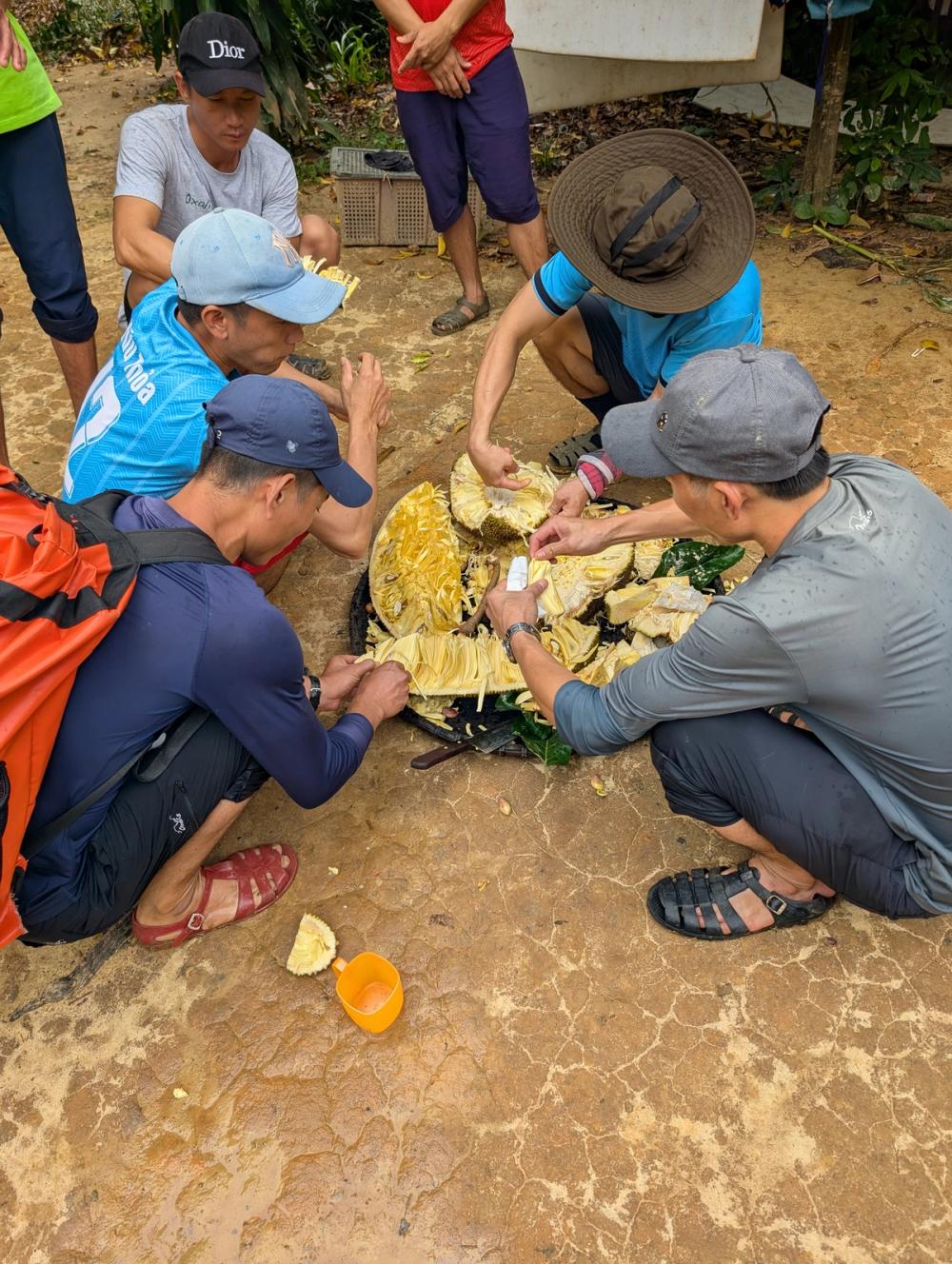 Porter am Boden, Jackfruits in der Mitte