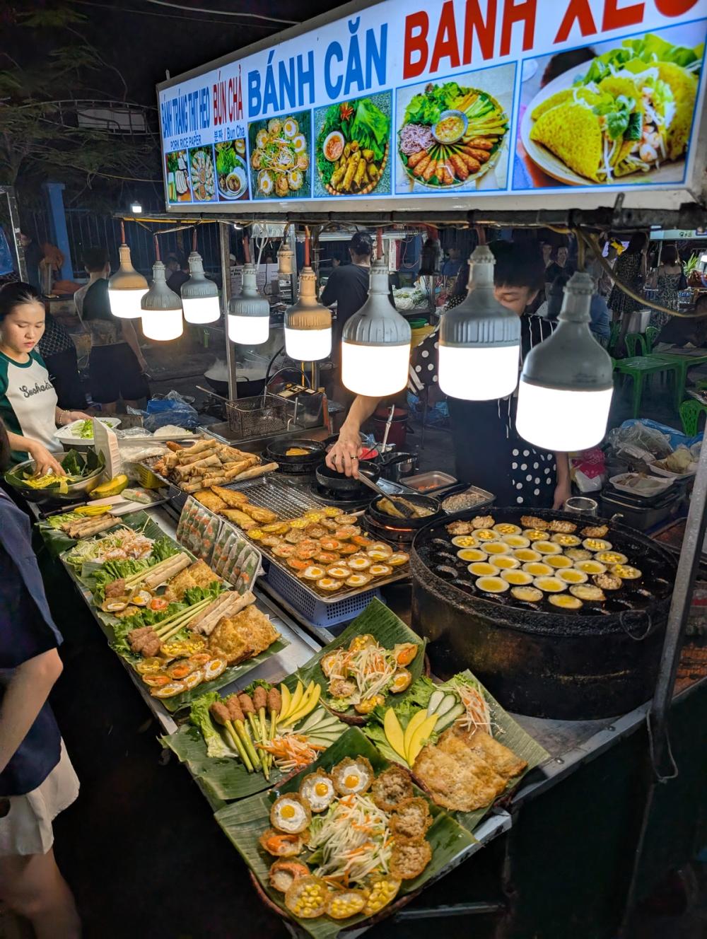 Stand mit lokalem Streetfood