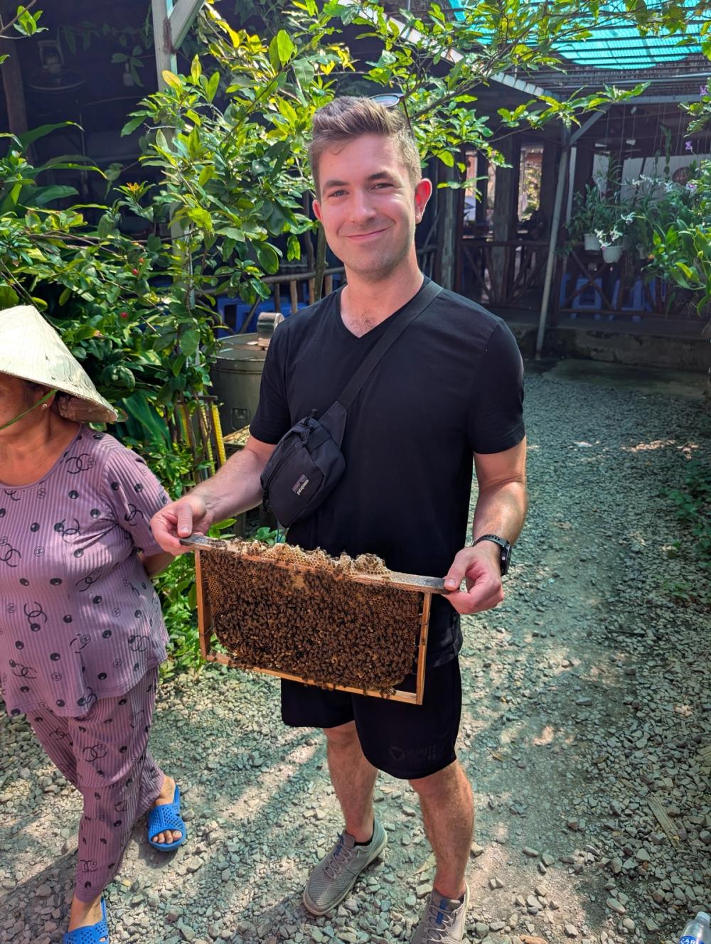 Ich, Honigwabe mit Bienen haltend