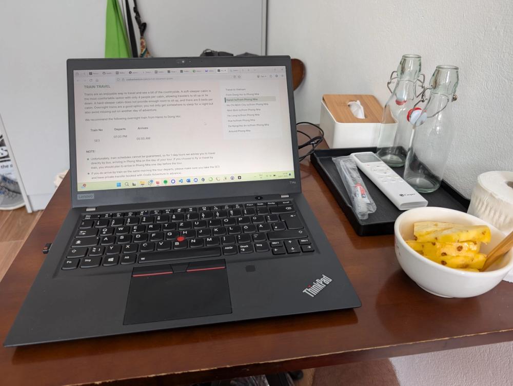 Frühstückstisch mit Ananas