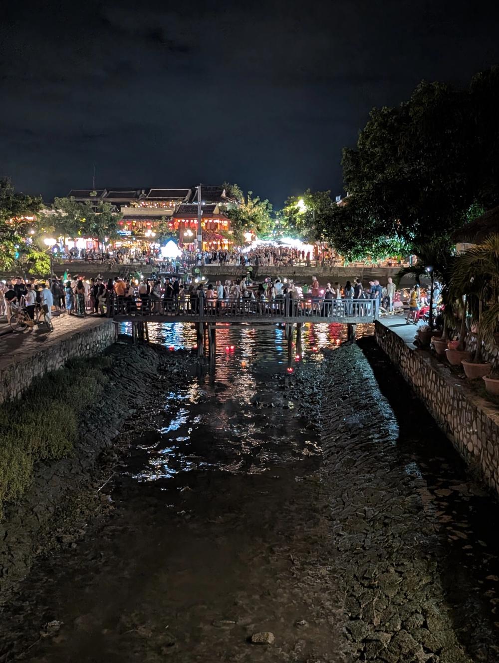 Blick auf Fluss, viele Menschen am Ufer