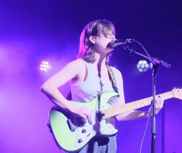 SheCanPlay er et musikfællesskab, hvor unge kvinder og kønsminoriteter kan udvikle deres musikalske talent, søge gode råd og møde ligesindede. Forløbet er støttet af Tuborgfondet og Kulturministeriet. Foto fra afslutningskoncert i 2024.