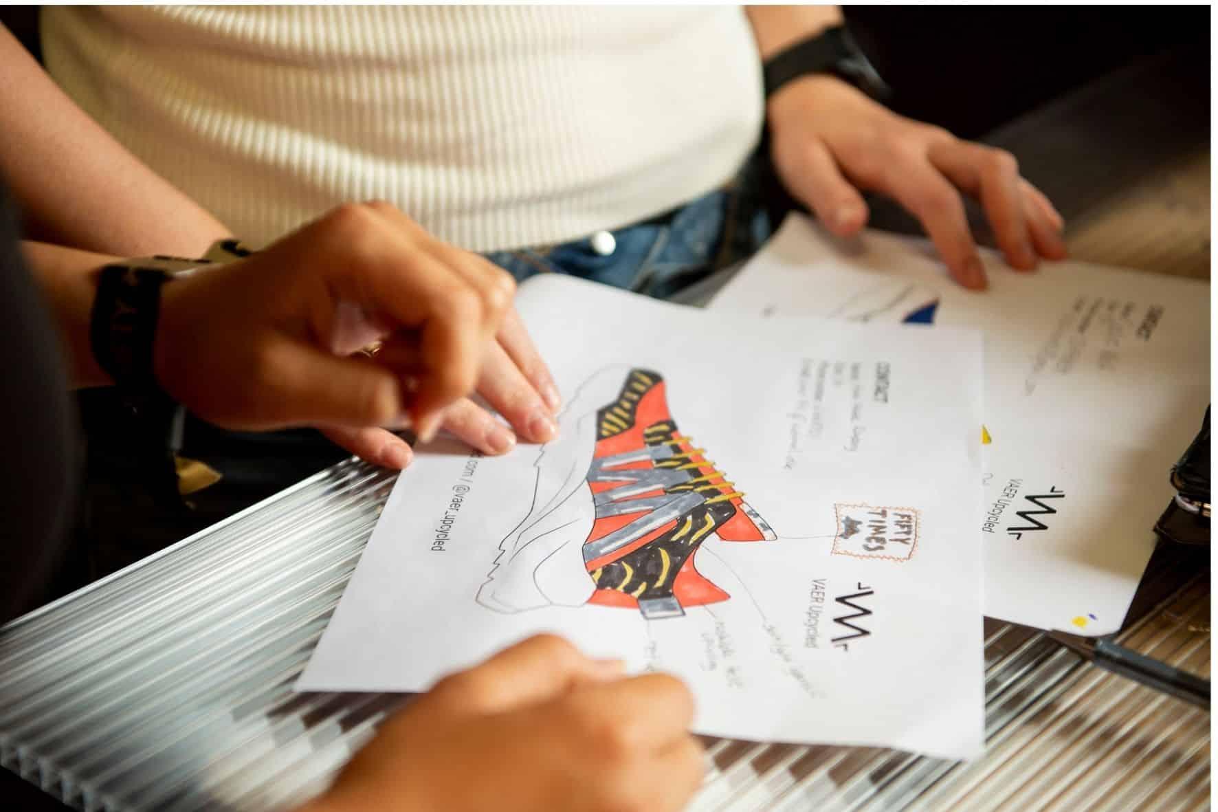 Tegninger til projekt om bæredygtige sko, som skal være med til at skabe en bæredygtig fremtid på Roskilde festival