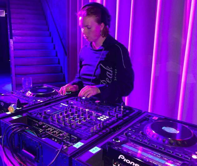 Caroline har gået på DJ akademiet Future Female Sounds, som Tuborgfondet også har støttet. Akademiet blev et springbræt for Caroline, og i dag spiller hun blandt ved events.