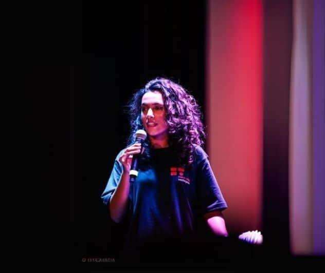 Saira er vært ved Vibez fra Vestegnen. Foto: Areeb Siddiqi