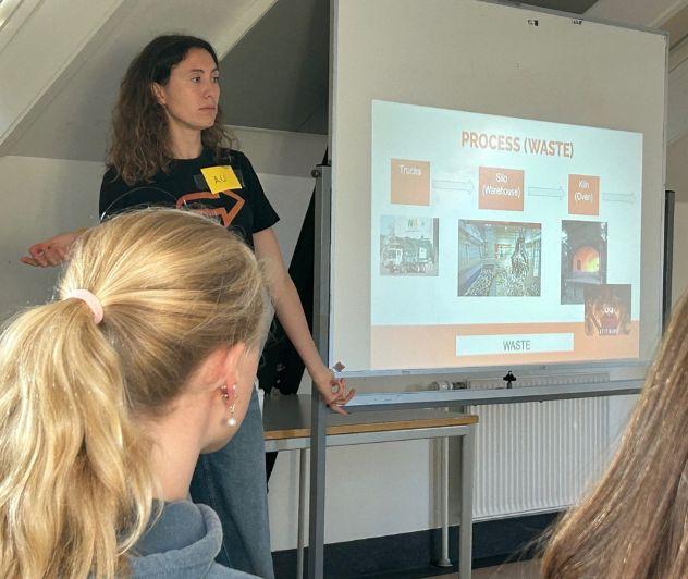 Alicia forklarer engageret om de mange former, vand kan have, og svarer tålmodigt på pigernes spørgsmål.