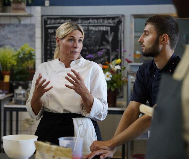 Katrine Foged Thomsen, værkstedsmester i Dessertværkstedet: ”Vi ser branchen med andre øjne og giver eleverne noget andet, end de er vant til. Vi har meget på hjerte om, hvad der kan gøres anderledes – hvordan vi behandler hinanden og vores råvarer, og hvordan vi ser verden som en helhed og behandler den med respekt. Det er fedt at dele med eleverne, og vi oplever, at mange går ud ad døren med en ekstra gnist, fordi de har fået et nyt perspektiv, der kan supplere den grunduddannelse, de får fra deres faglærere.”