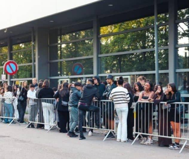 Unge står i kø for at komme ind til Vibes fra Vestegnen på Forbrændingen. Foto Areeb Siddiqi