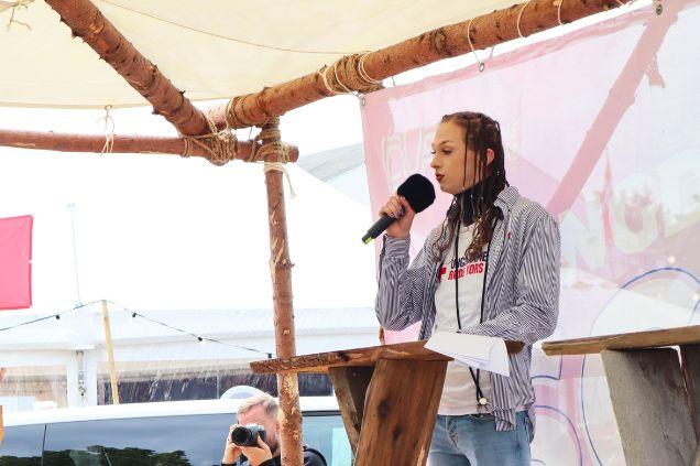 24-årige Denis fra Rusland var i år med Ungdommens Røde Kors på Folkemødet – blandt andet med en tale om at være ung LGBTQ+-person i det danske asylsystem. Foto: Eskil Meinhardt Hansen/Ungdommens Røde Kors