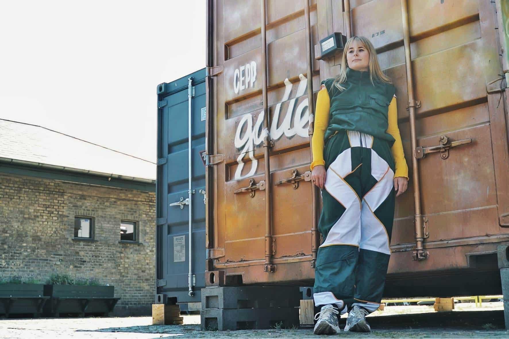 Ung model viser bæredygtigt tøj frem ved Alternative Fashion Week 2022 - foto af Josie Fokdal