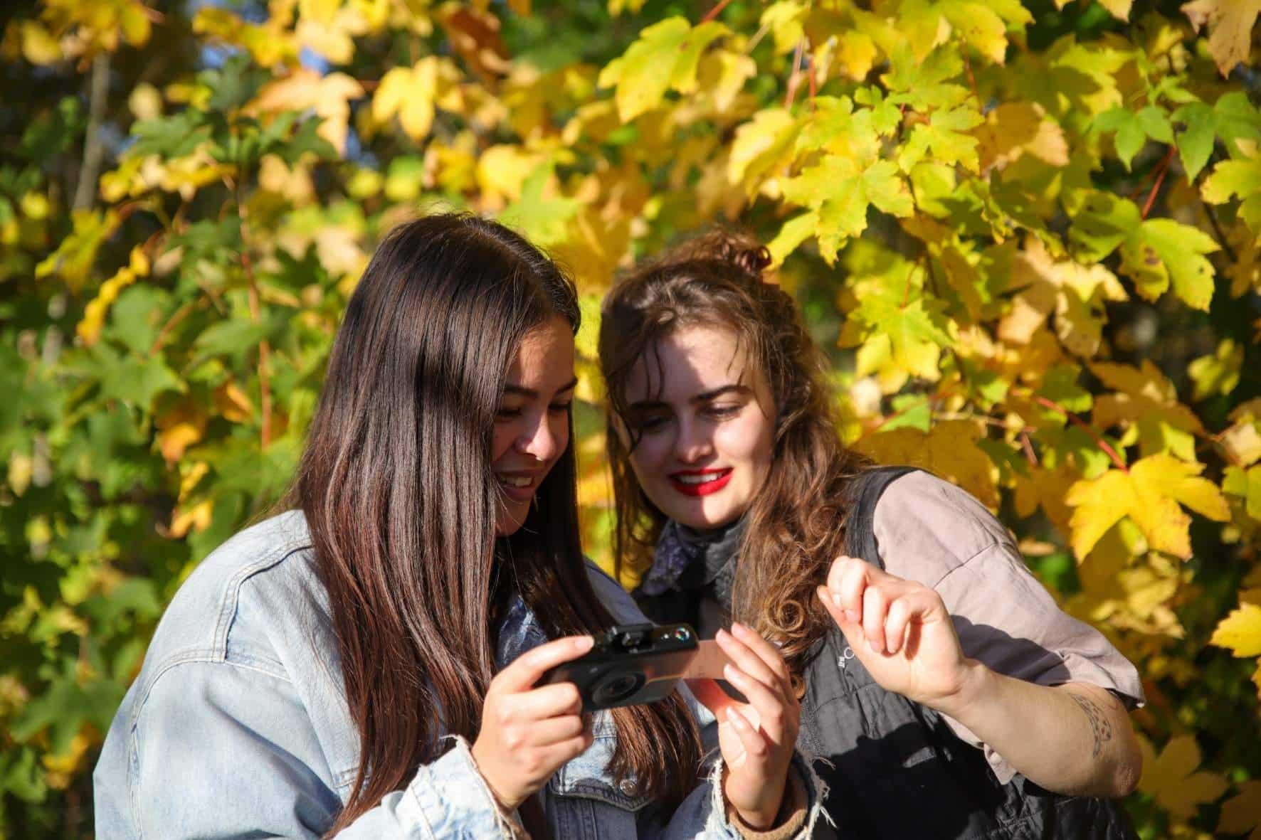 2 Unge kvinder som er en del af GRO SELVs fælleskaber. foto: GRO SELV