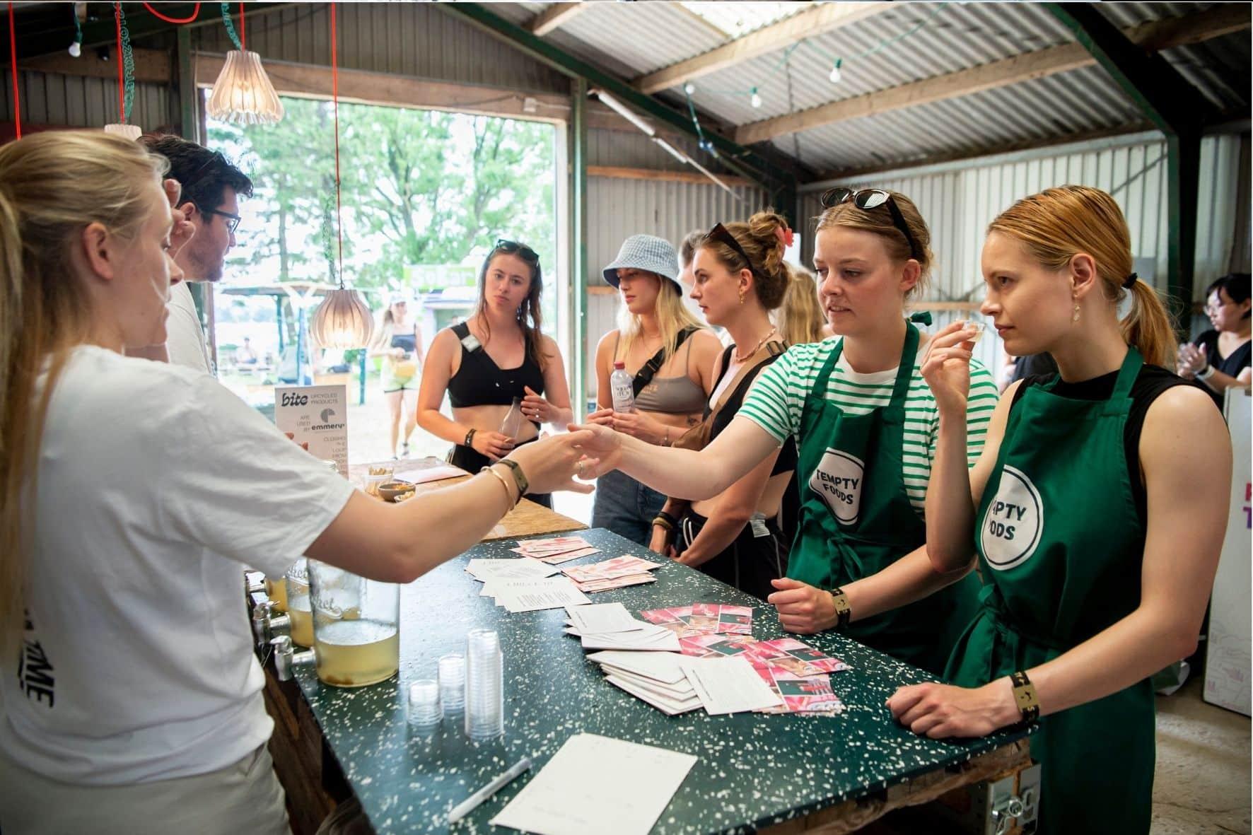 Fire unge personer taler om et grønt projekt vedrørende plastik, som skal være med til at skabe en bæredygtig fremtid.