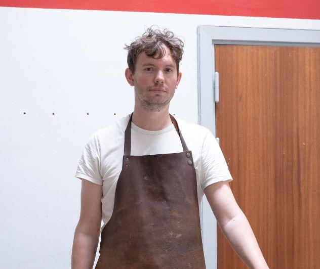 Thomas Woltmann er uddannet møbeldesigner på KADK – nu er han ny iværksætter med en fokus på en gammel metode til indfarvning. Fotograf: Sofi Christensen.