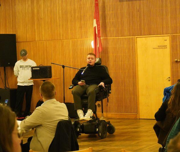 Mads taler ved det politiske lyttemøde på rådhuset i Aarhus.