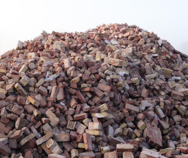 Recraft forvandler byggeaffald til holdbare fliser og møbler med et lavt CO₂-aftryk - se næste slide for resultatet.