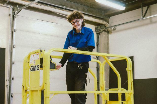 22-årige Johannes Søgaard er ansvarlig for booking og tværkunstneriske samarbejder i UMTO.