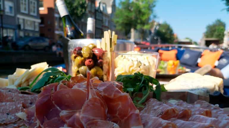Geniet van een rondvaart met eten op een boot in Amsterdam
