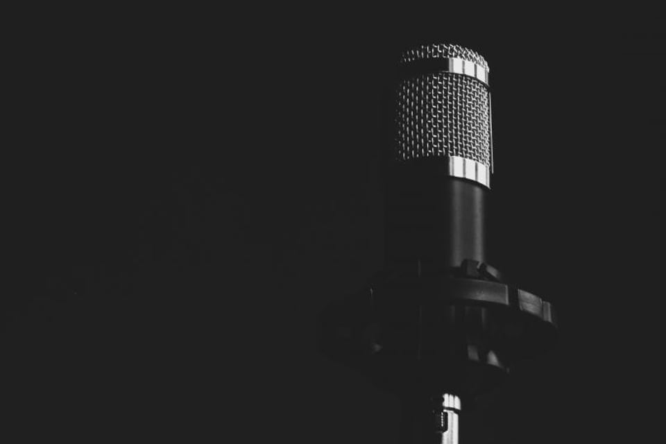 Un micro de studio dans l’obscurité