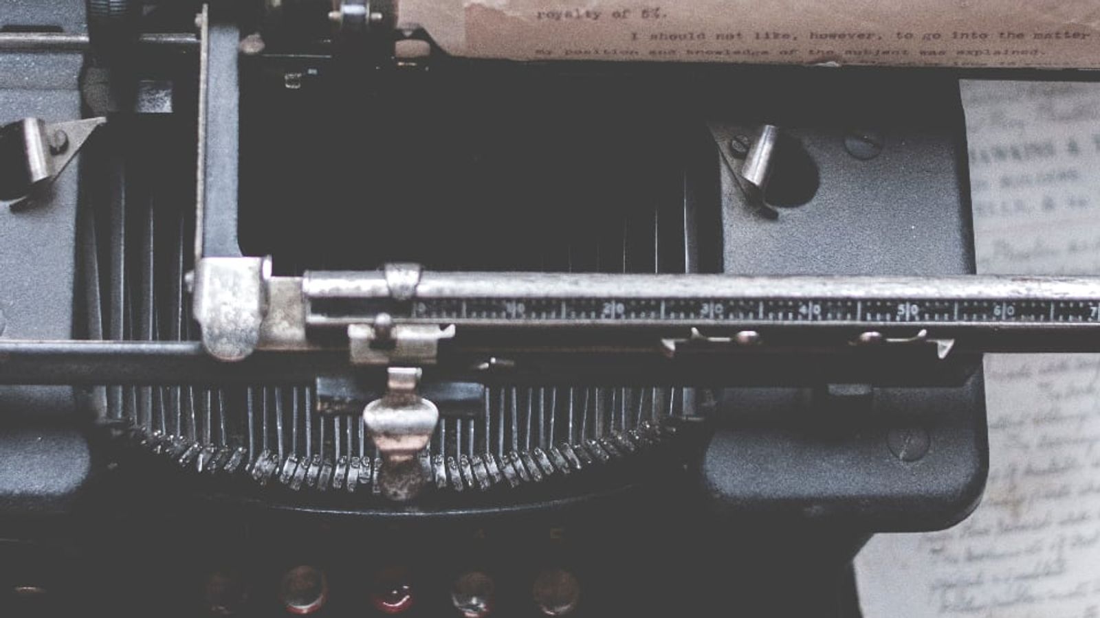 Une feuille dactylographiée dans une machine à écrire