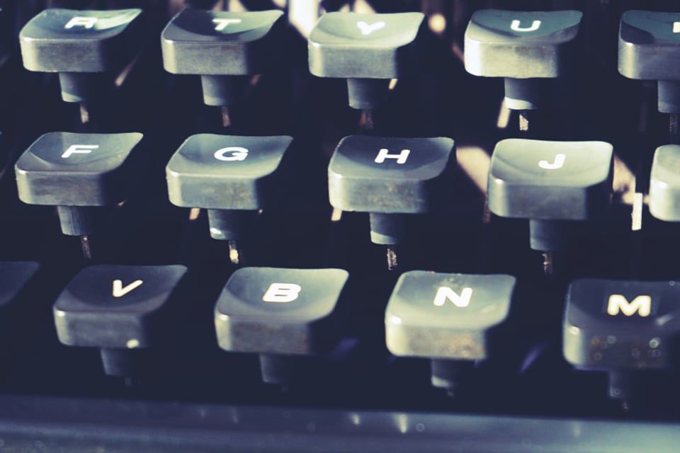 Les touches d’une machine à écrire ancienne