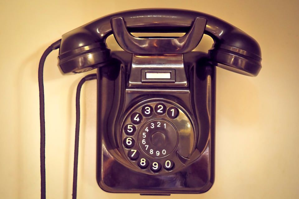 Un téléphone mural ancien, à cadran