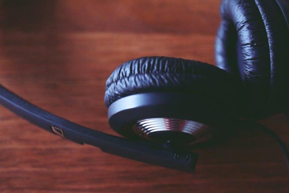 Un casque audio posé sur une table en bois