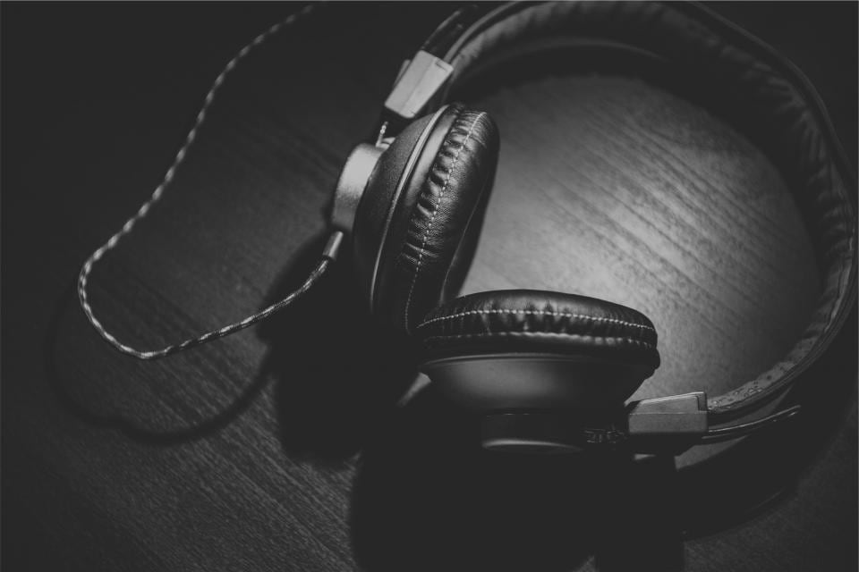 Un casque audio posé dans la pénombre, en noir et blanc