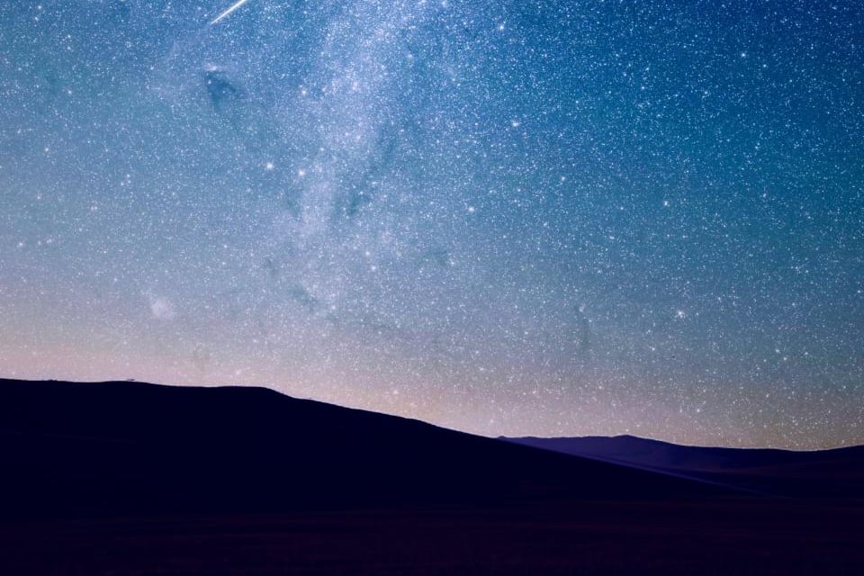 Un ciel étoilé au-dessus de collines, la nuit