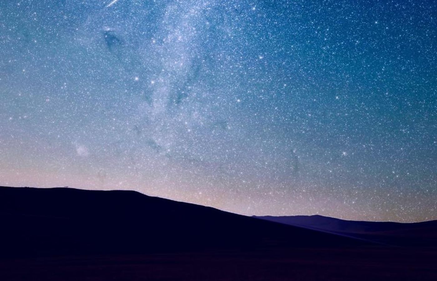 Un ciel étoilé au-dessus de collines, la nuit